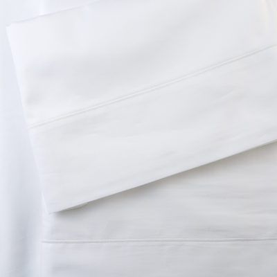 Detalle de costura en sábanas blancas