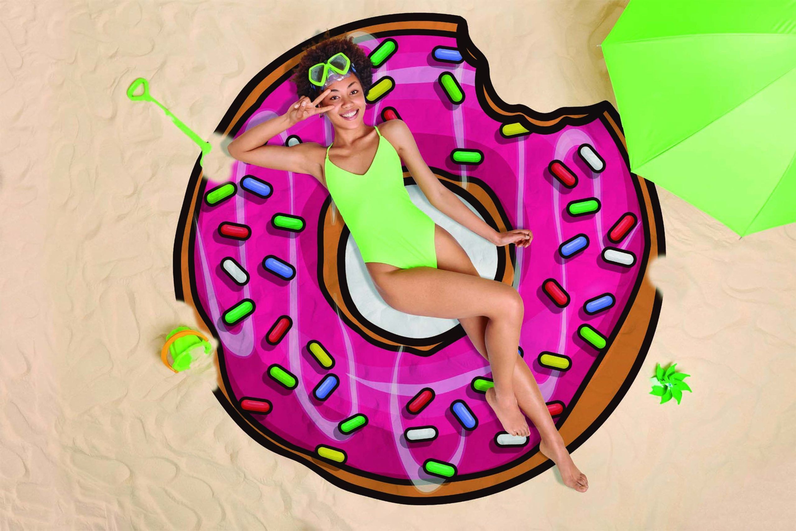 Toalla donut con mujer tomando el sol Toalla donut con mujer tomando el sol