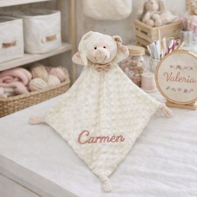 Doudou bordado Carmen